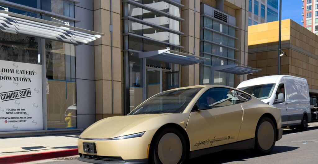 Η ασυνήθιστα χαμηλών τόνων παρουσίαση του Tesla Cybercab