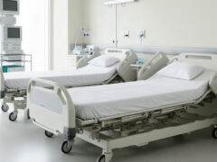 Εικονογράφηση με τεχνητή νοημοσύνη: Φάρμακο που μιμείται αραιό ορεινό αέρα βελτίωσε συμπτώματα Πάρκινσον σε ποντίκια