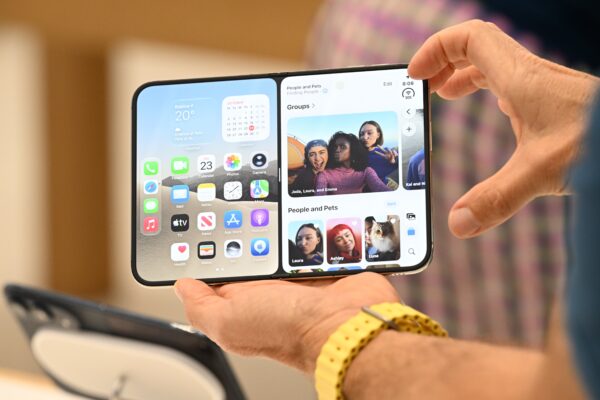 «Crackgate» στο iPhone Duo: Βρήκαν τι μπορεί να σπάει την οθόνη – Στο μικροσκόπιο ο μεντεσές