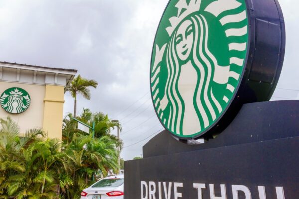 Η Starbucks εξετάζει προσωποποιημένο ψηφιακό μενού στο drive-thru με AI