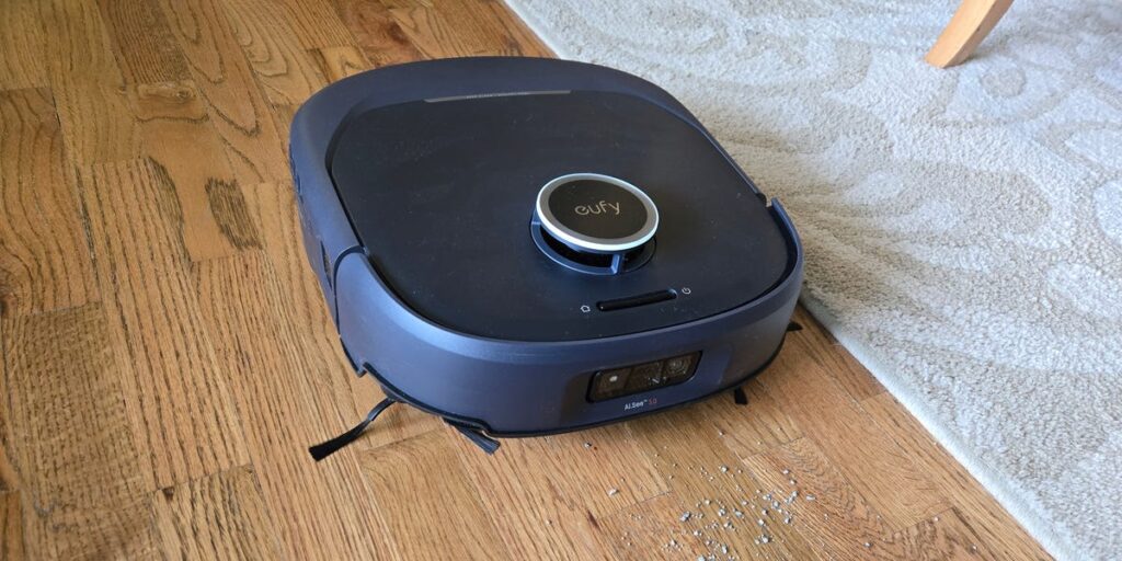 Η Eufy Omni E35 δοκιμάζεται σε σπίτι με έξι κατοικίδια και αντέχει