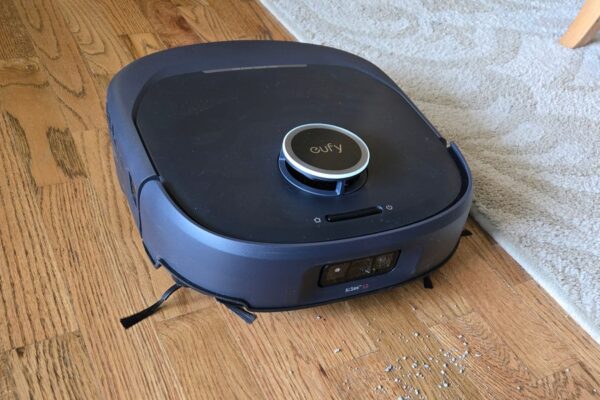 Η Eufy Omni E35 δοκιμάζεται σε σπίτι με έξι κατοικίδια και αντέχει