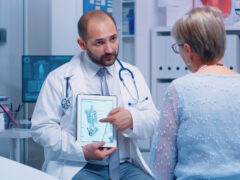 Οστεοπόρωση: Η «σιωπηλή» απειλή για τα οστά και οι εξετάσεις που αποτρέπουν κατάγματα