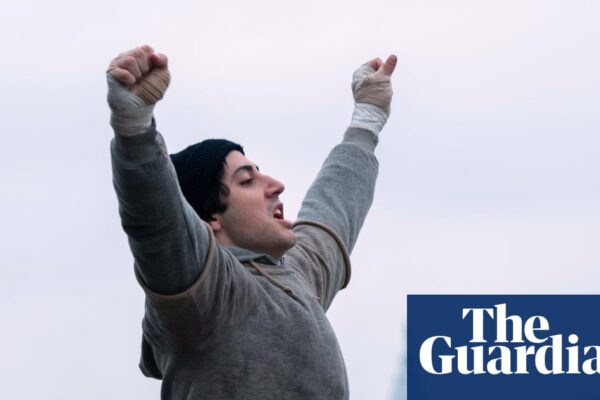 Ο Αντονι Ιπολίτο υποδύεται τον Σιλβέστερ Σταλόνε στο «I Play Rocky»