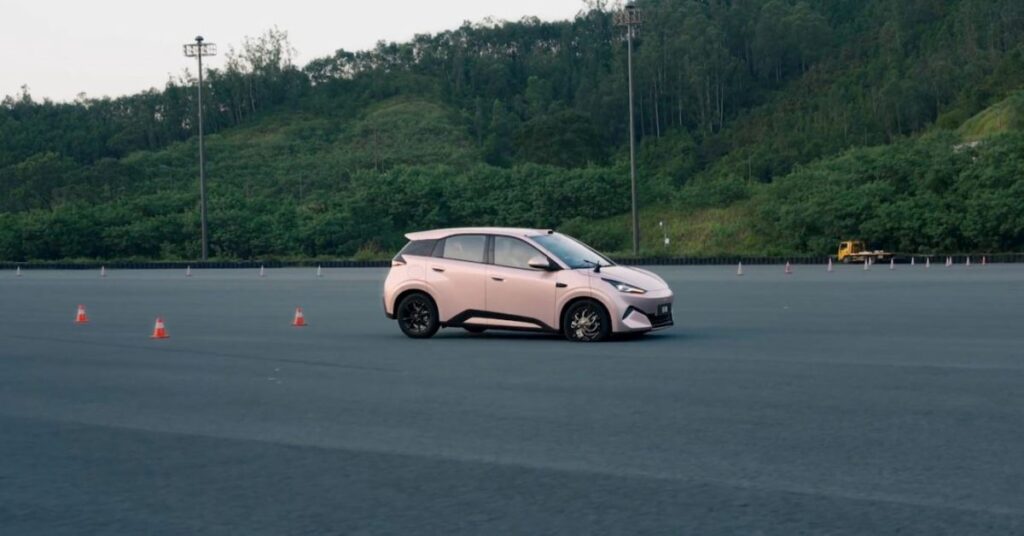 Η BYD ανανεώνει το Seagull με σύστημα σταθεροποίησης μετά από σκασμένο λάστιχο