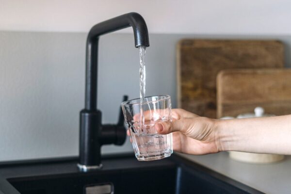 PFAS στο πόσιμο νερό των ΗΠΑ: μπορεί να είναι διπλάσια από τα επίσημα στοιχεία